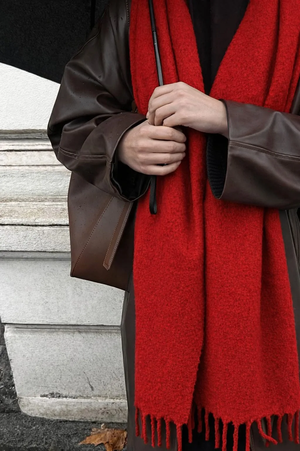 El örgüsü kırmızı atkı - tam boy görünüm